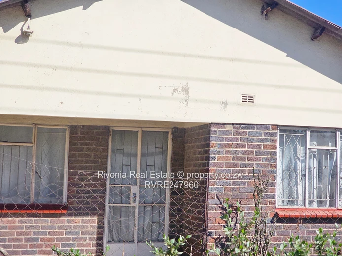 5-Bed Glen Norah A Home with Borehole, Fireplace & Yard