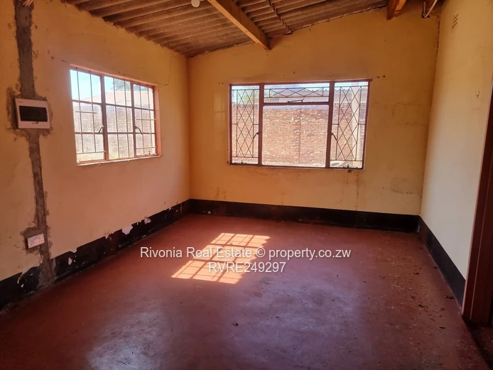 2-Bed Cottage with Spacious Garden & Borehole – Greendale North