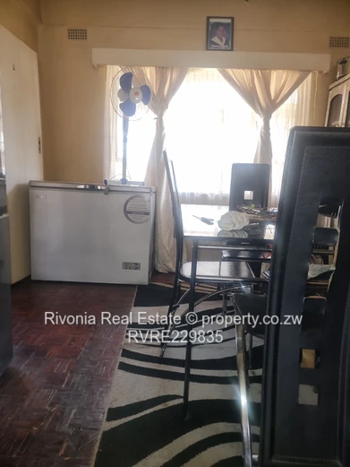 Spacious 2-Bed Eastlea Flat -ground floor Balcony, Fitted Kitchen & 24hr Secur