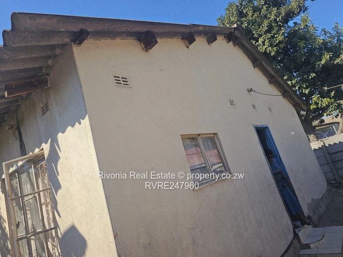 5-Bed Glen Norah A Home with Borehole, Fireplace & Yard