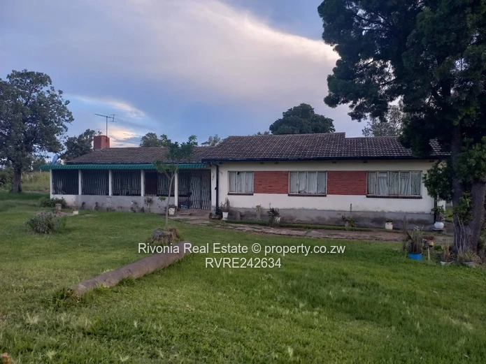 Hatfield: 4-Bed Home on 4300m² — Garage & Fireplace