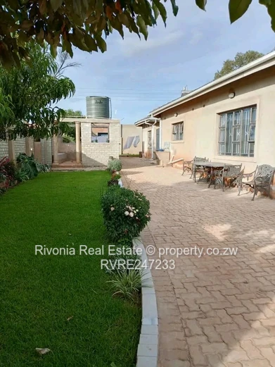Sunlit 4-Bed Pomona Home — Modern Kitchen & Borehole
