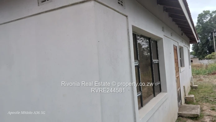 Red-Tiled 3-Bed Home with Verandah on 1500 m² – Waterfalls