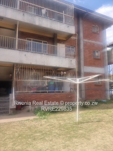Spacious 2-Bed Eastlea Flat -ground floor Balcony, Fitted Kitchen & 24hr Secur