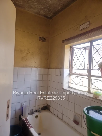 Spacious 2-Bed Eastlea Flat -ground floor Balcony, Fitted Kitchen & 24hr Secur