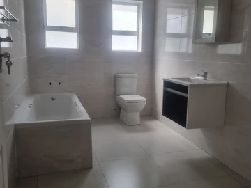 3 Bedroom Flat & Apartment