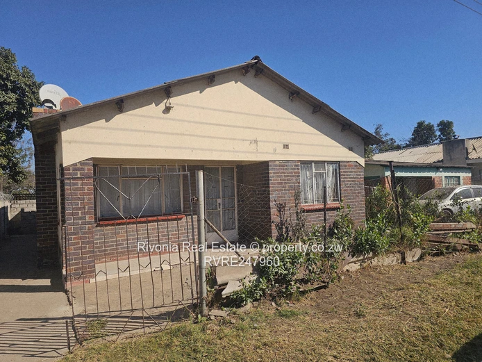 5-Bed Glen Norah A Home with Borehole, Fireplace & Yard