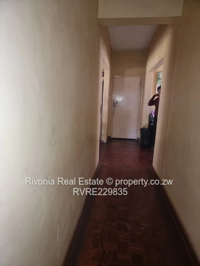 Spacious 2-Bed Eastlea Flat -ground floor Balcony, Fitted Kitchen & 24hr Secur