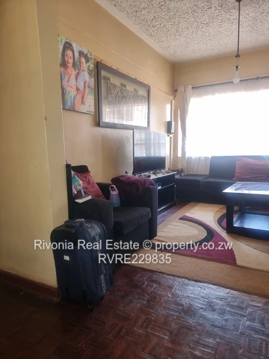Spacious 2-Bed Eastlea Flat -ground floor Balcony, Fitted Kitchen & 24hr Secur