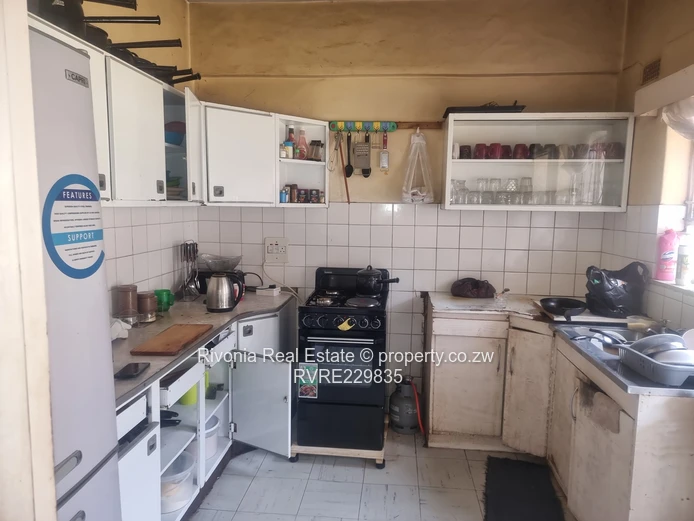 Spacious 2-Bed Eastlea Flat -ground floor Balcony, Fitted Kitchen & 24hr Secur