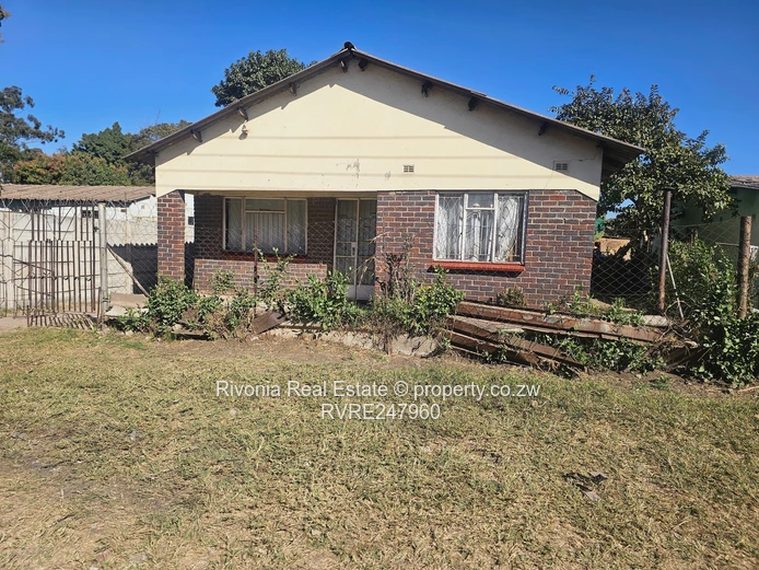 5-Bed Glen Norah A Home with Borehole, Fireplace & Yard